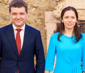 Pantofii aleși de fiica lui Nicușor Dan în vizita oficială din Austria au stârnit valuri de reacții online. Prețul estimativ al unei perechi similare