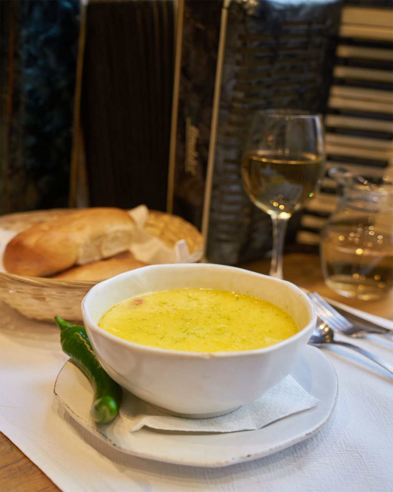 Care este prețul unei porții de ciorbă de burtă în restaurantul „Lacrimi și Sfinți” deținut de poetul Mircea Dinescu