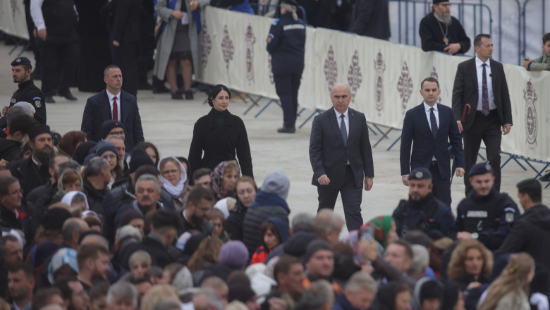Scene tensionate la Catedrala Națională! Susținătorii lui Călin Georgescu au strigat lozinci, iar jandarmii au intervenit prompt