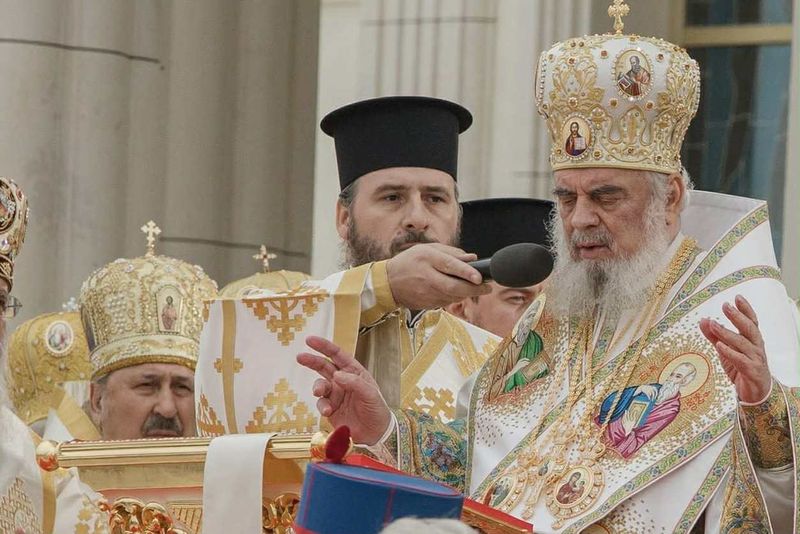 Patriarhul Daniel poartă o cruce și două icoane la gât. Semnificația profundă a acestei tradiții