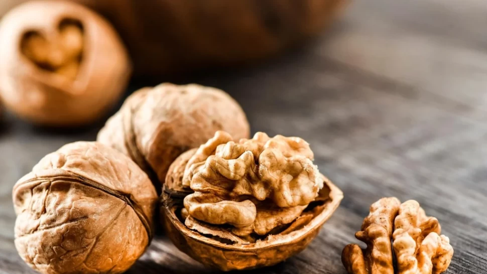 Românii, nevoiți să renunțe la nuci chiar înainte de sărbători. Prețul unui singur kilogram a ajuns la cote incredibile!