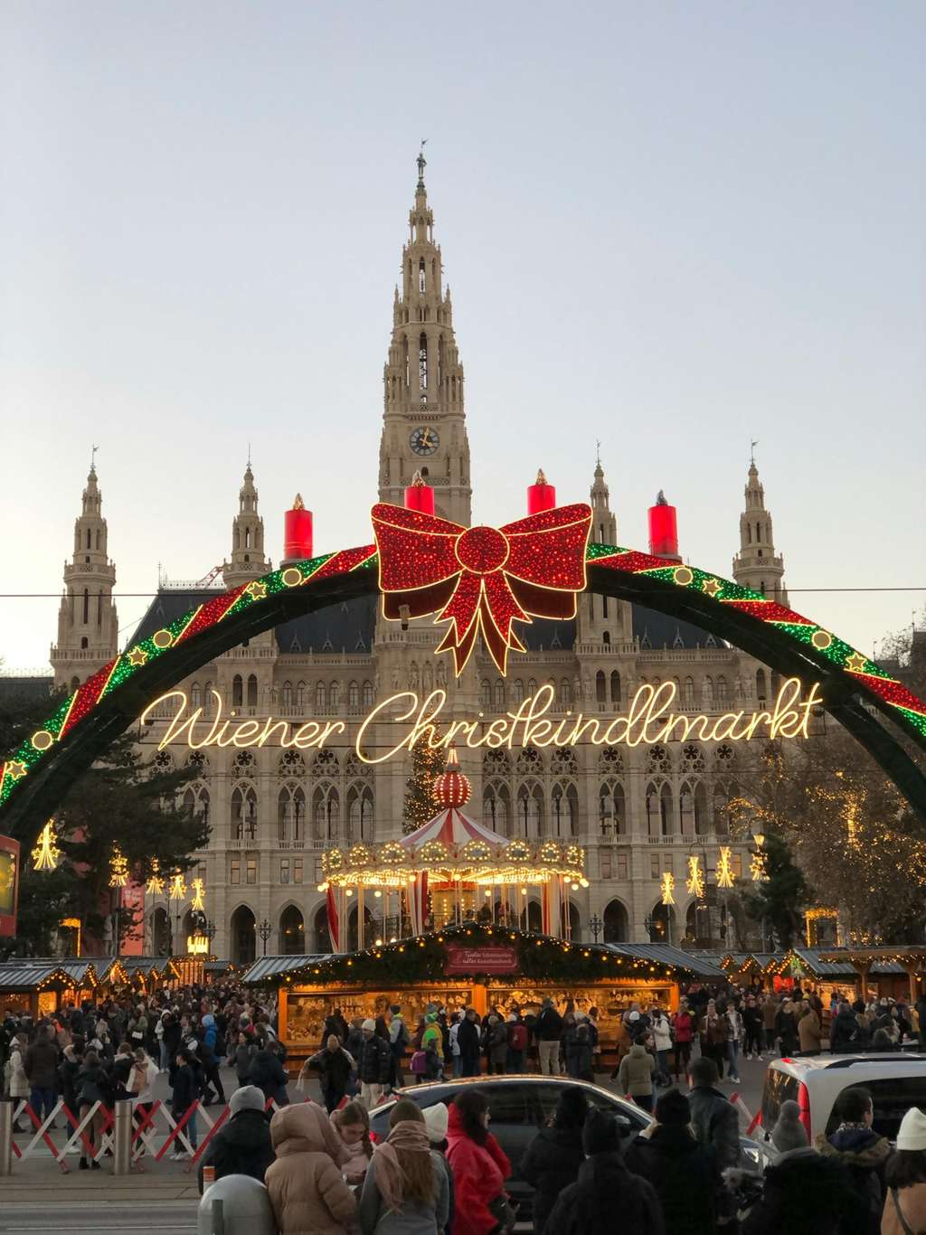 Cât plătești pentru o cană de vin fiert sau un langoș la Târgurile de Crăciun din Viena. Orașul este deja aglomerat de turiști