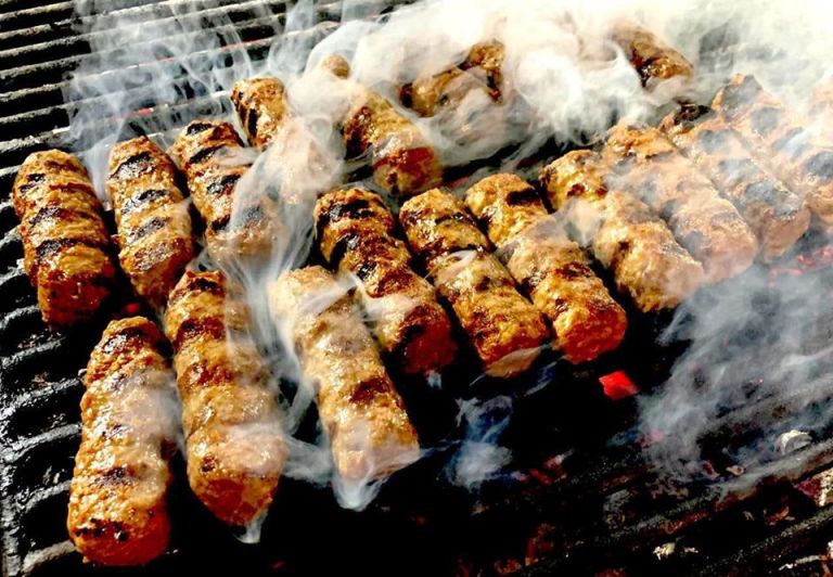 Godină și Orban au decis să-și petreacă Ziua Națională în doi, la Cocoșatu, renumit pentru micii săi. Singurul inconvenient? Orban e vegetarian