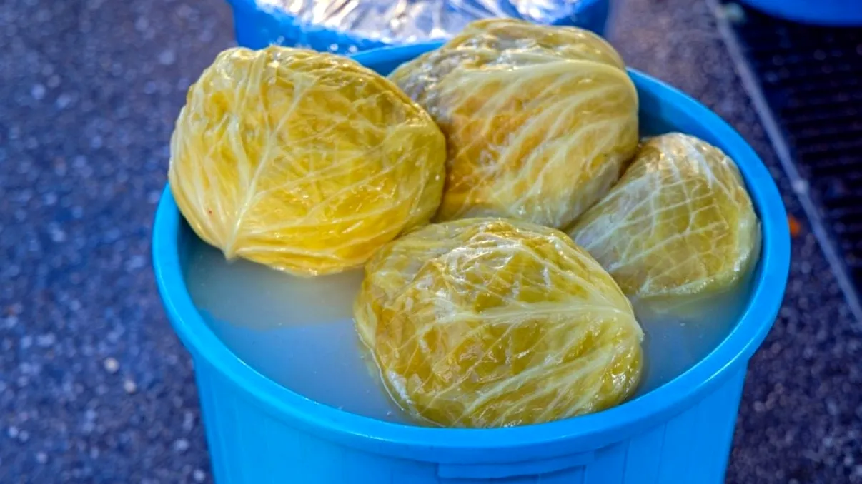Ce ingredient trebuie adăugat peste varză pentru a rămâne albă și crocantă pe tot parcursul iernii