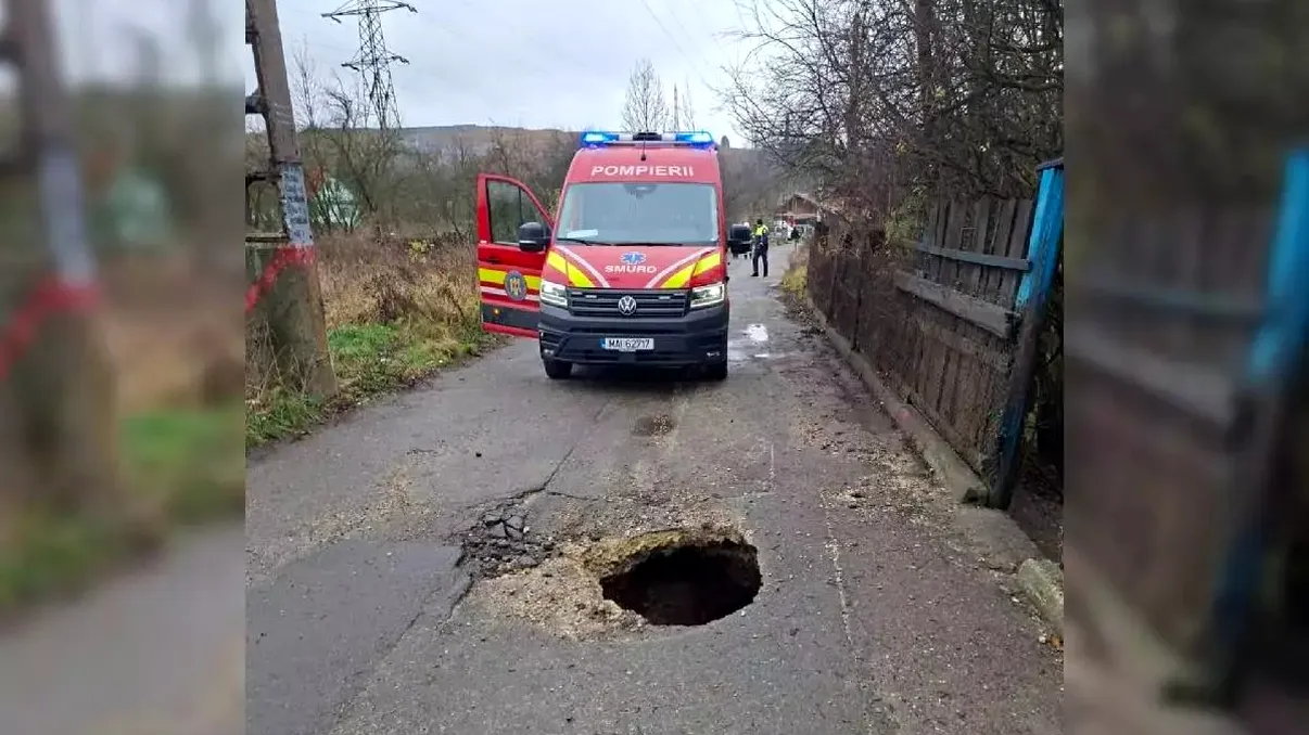 Incident grav! Doi bărbați au căzut într-o groapă care s-a deschis brusc în asfalt