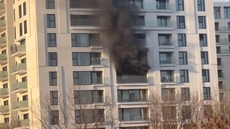 Incendiu puternic cu degajări masive de fum într-un bloc de unsprezece etaje din București. Peste 150 de locatari au fost evacuați