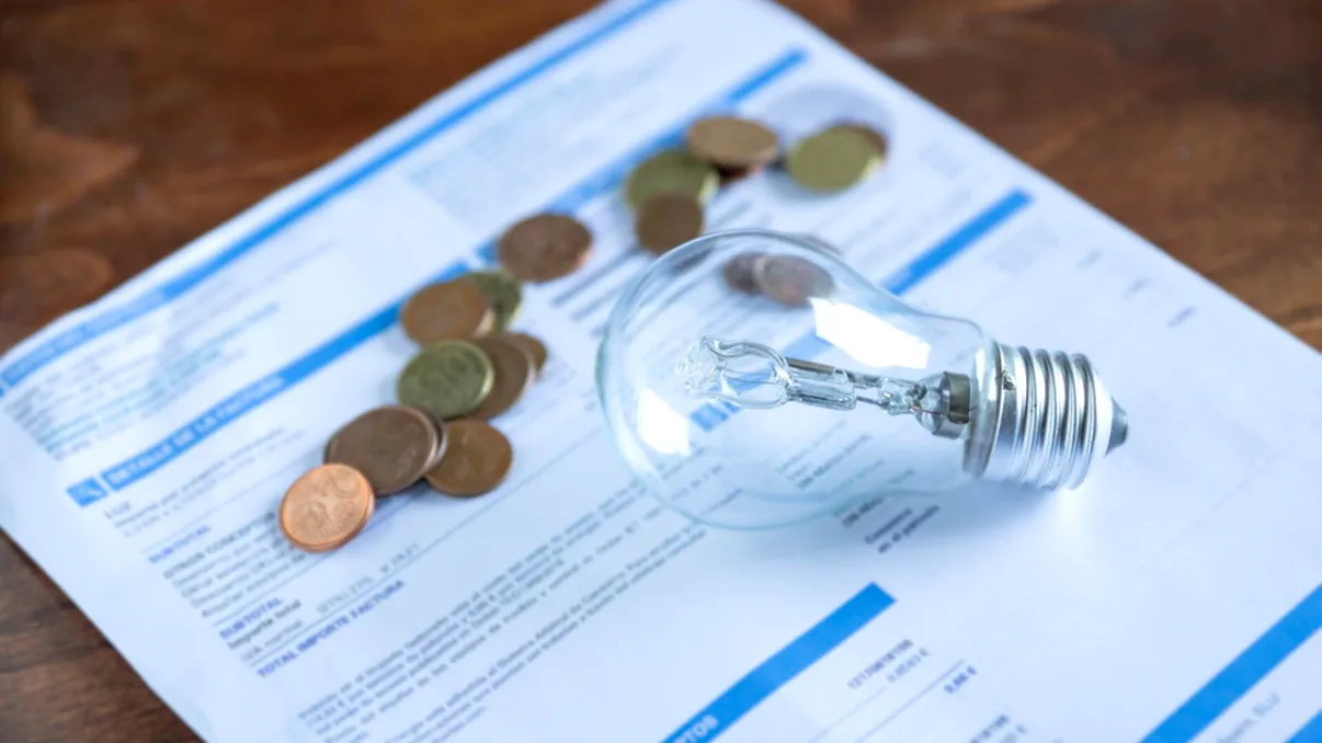 Românii, printre cetățenii cu cele mai mari facturi la energie electrică din lume. Cât plătesc pentru curent în comparație cu alte țări