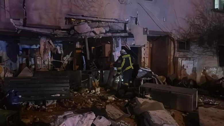 Explozie violentă într-un apartament din Buftea! Patru persoane rănite. Clădirea este în pericol de prăbușire