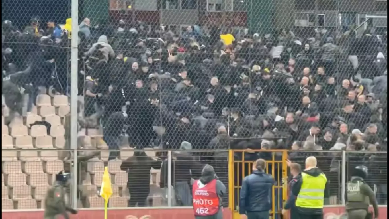 Violențe după meciul Bosnia – România. Suporterii români, agresați de forțele armate bosniace. Ce a provocat haosul din peluză