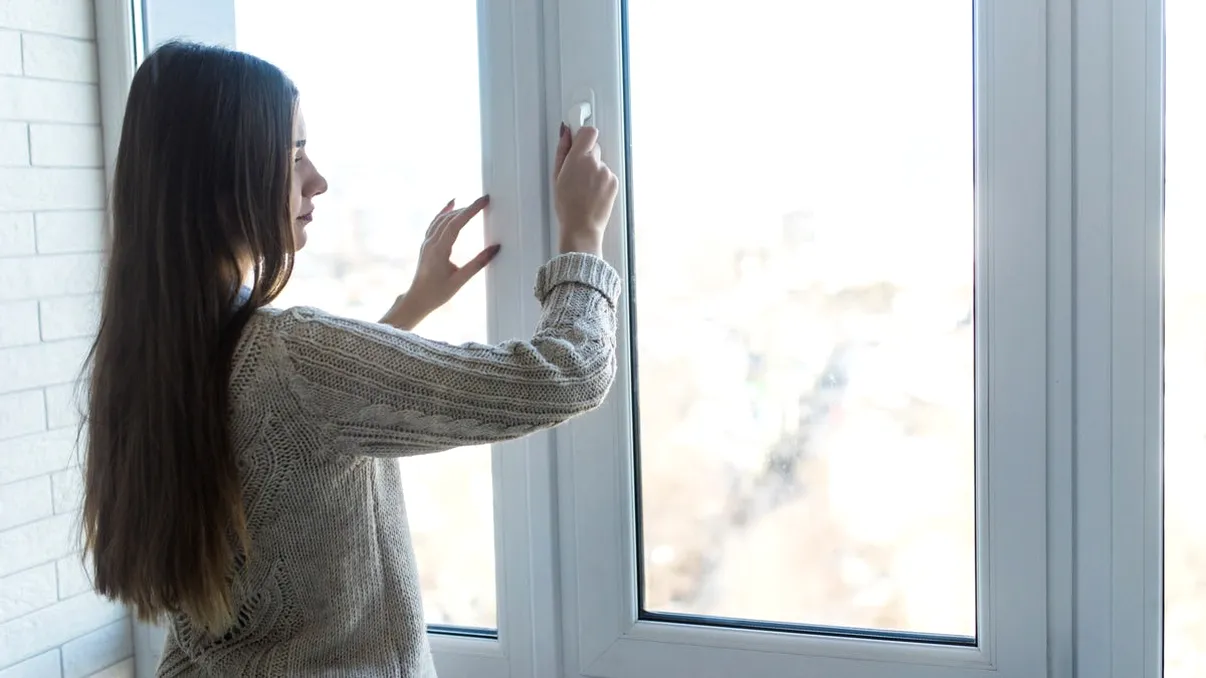 Cum să aerisești corect locuința iarna, fără pierderi de căldură și fără riscul apariției mucegaiului