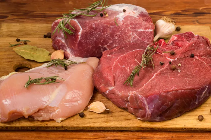 Carnea se va scumpi înainte de sărbători. Cât ar putea ajunge să coste un kilogram de carne de pui, porc sau vită