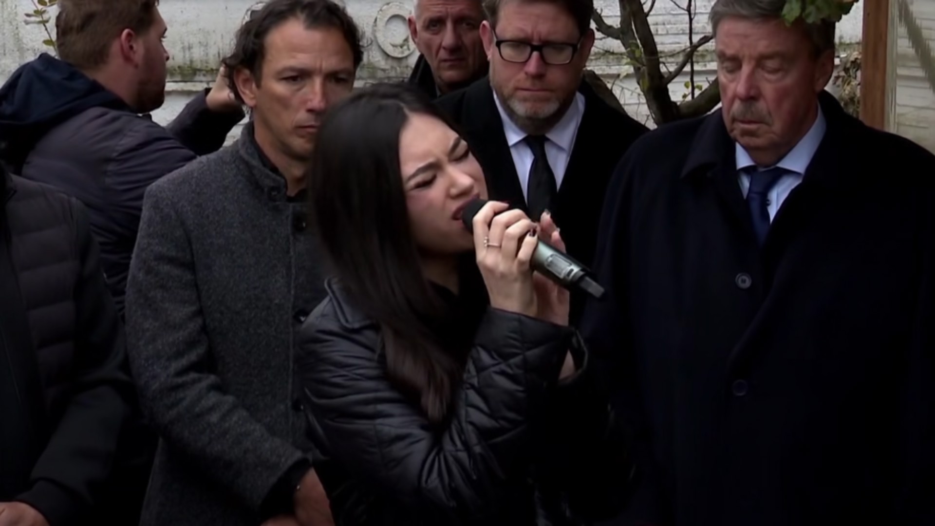 Moment emoționant la înmormântarea lui Emeric Ienei! Gestul nepoatei marelui antrenor, făcut chiar înainte ca sicriul să fie coborât în mormânt, i-a uimit pe toți