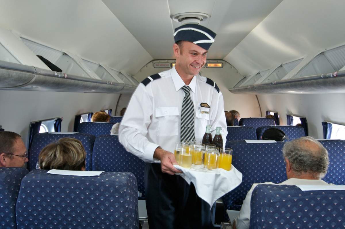 Ce băutură nu ar trebui să consumi niciodată în avion. Un însoțitor de zbor explică motivul