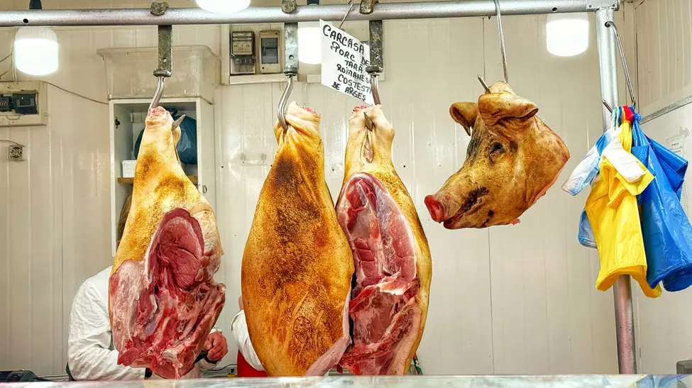 A început goana după carnea de porc! Cât costă ingredientele pentru sarmale, tobă și alte preparate de sărbători