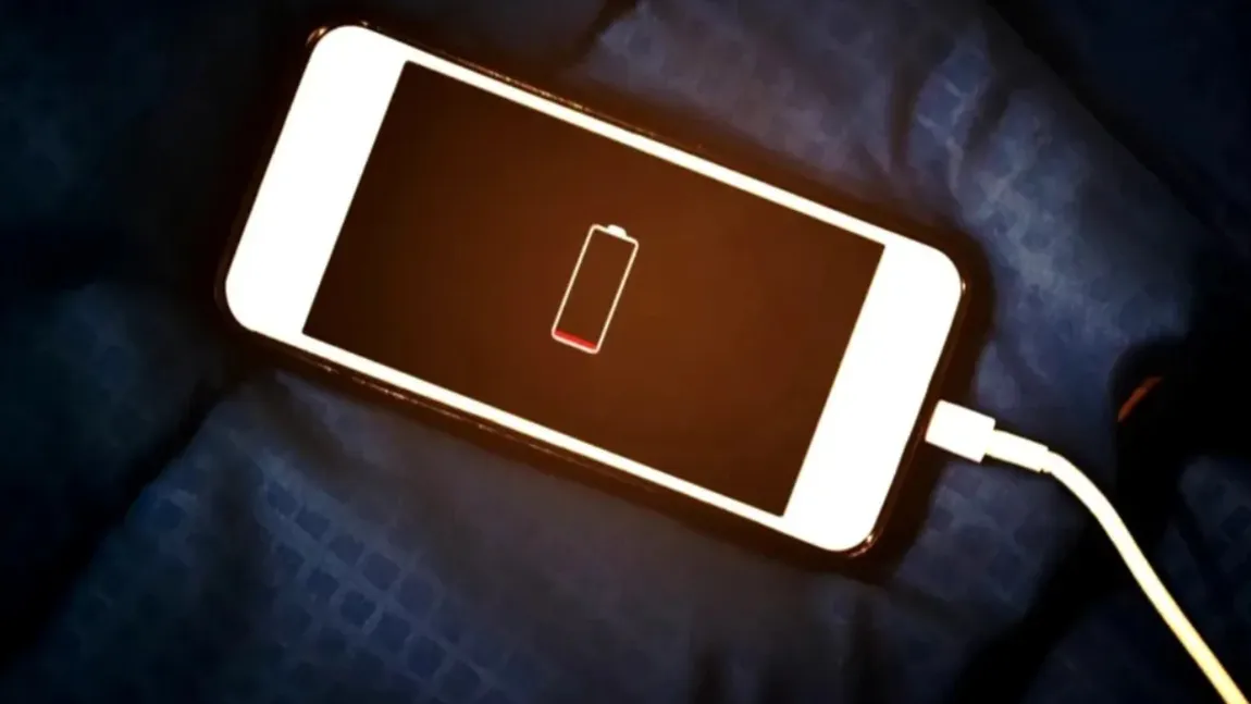 De ce nu ar trebui să îți lași telefonul la încărcat peste noapte. O greșeală aparent banală care îți poate distruge dispozitivul