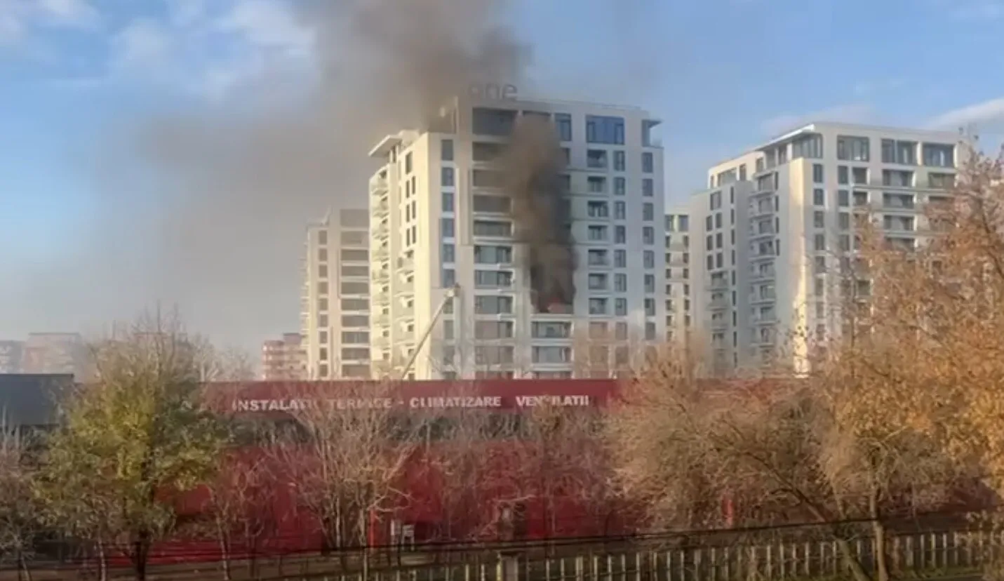 O lumânare lăsată să ardă nesupravegheat ar putea fi sursa incendiului din Sectorul 5 în care un apartament a fost mistuit de flăcări