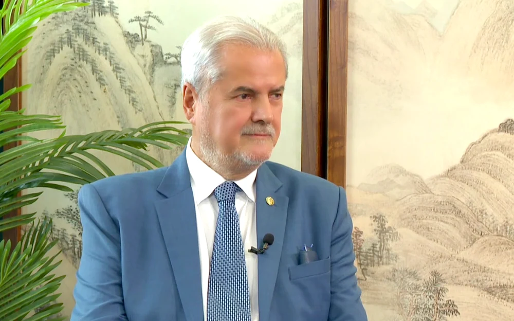 Adrian Năstase, surprins în timp ce își jignește urmăritorii pe Facebook. Reacțiile au devenit virale