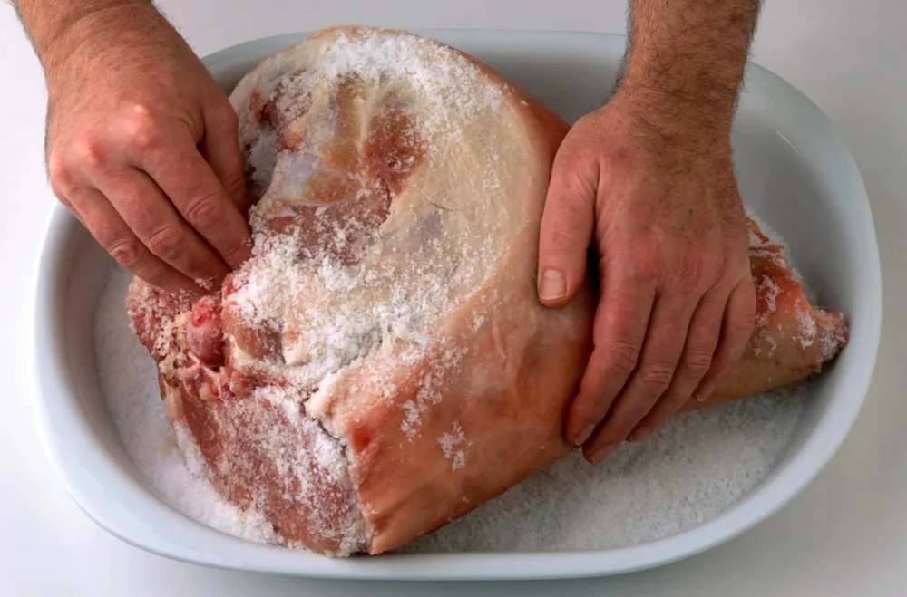 Prețul cărnii de porc pentru Crăciun 2025. Unde este mai rentabil să cumperi: din supermarket sau direct de la producătorii locali
