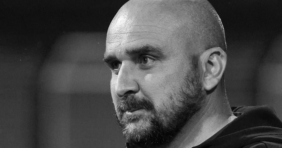 Tragedie în lumea sportului! Un antrenor a decedat la doar 44 de ani, după ce s-a prăbușit pe teren în timpul unui meci de fotbal