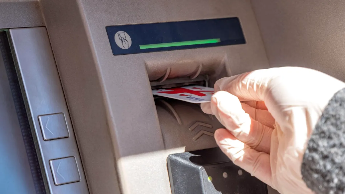 Pensiile din decembrie 2025: când se virează pe card, când ajunge poștașul și care sunt pensionarii ce primesc sume suplimentare