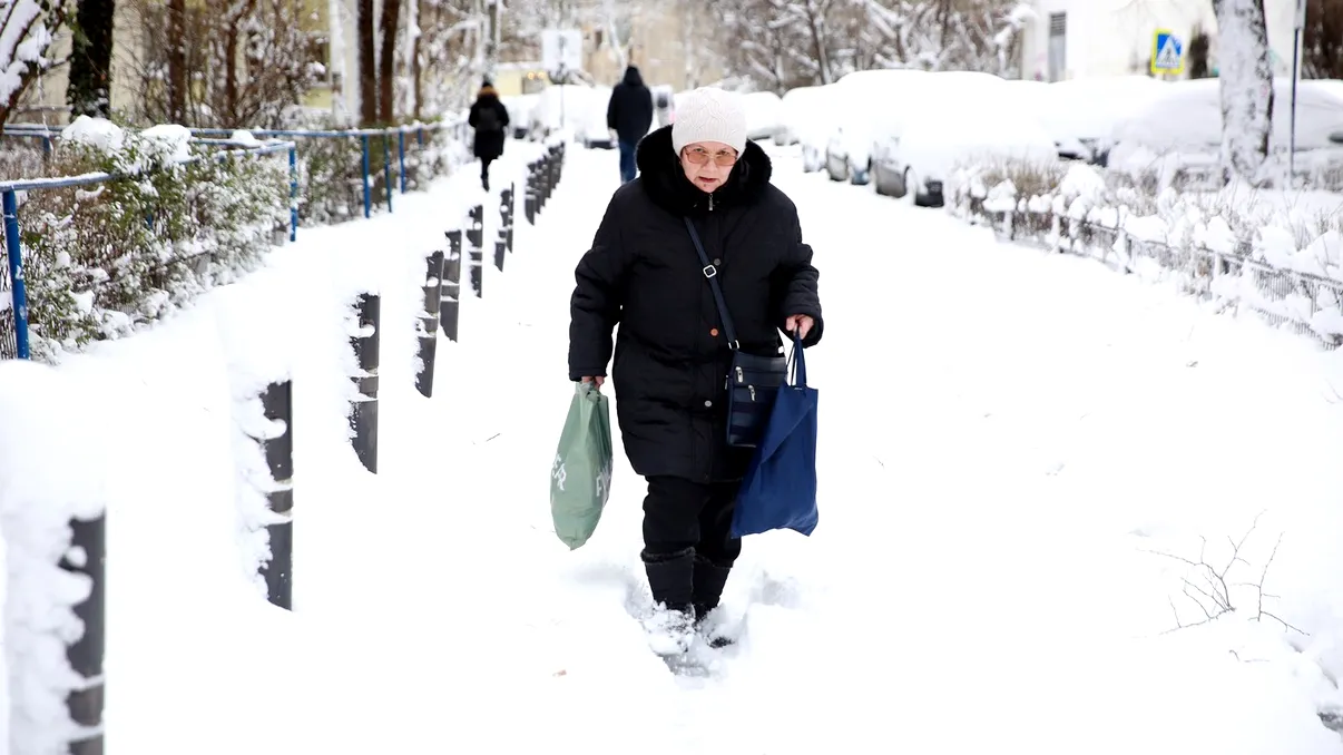 Ciclonul polar Adel aduce iarna în România. Ninsori și frig pătrunzător. Cum se anunță vremea în București
