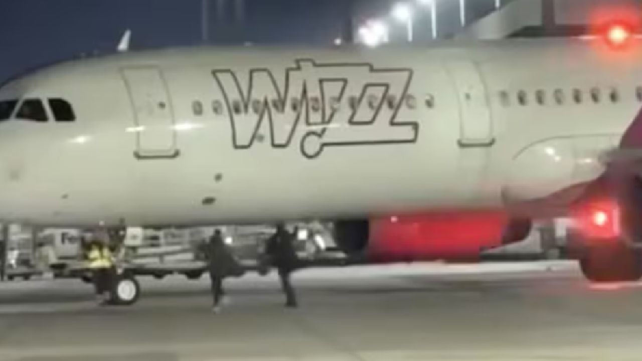 Doi români, surprinși alergând pe pistă după avion, după ce au spart geamul unei ieșiri de urgență