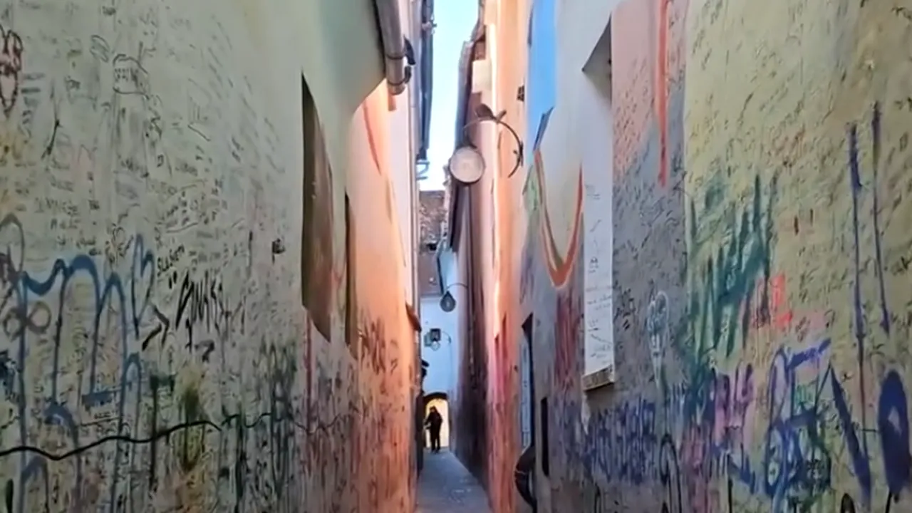 Cea mai îngustă stradă din Brașov va fi închisă temporar. Iată motivul acestei măsuri