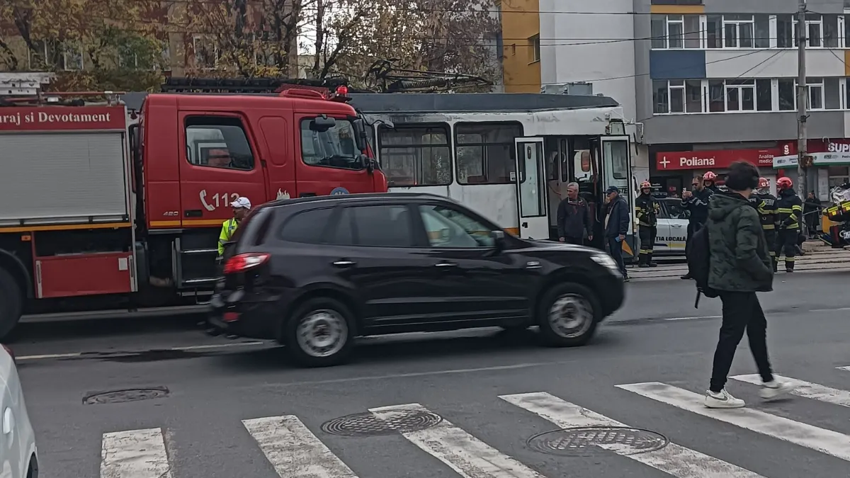 Tramvaiul 32 a fost cuprins de flăcări, iar opt persoane au fost transportate de urgență la spital