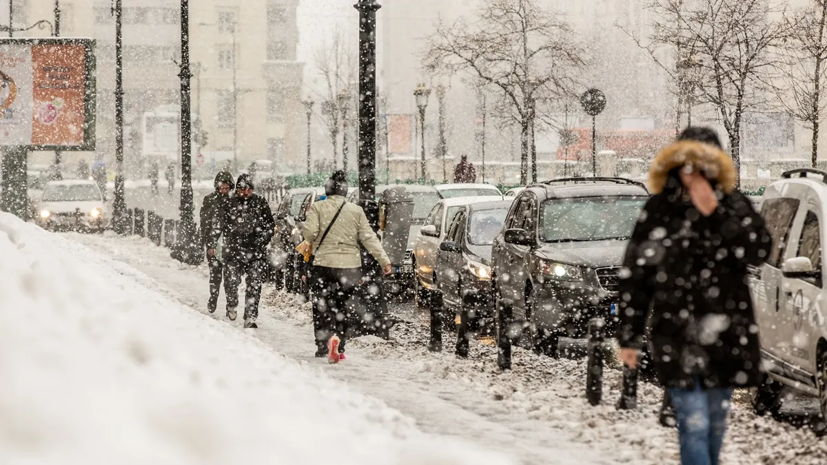 Iarna lovește în forță! Temperaturi în scădere, ploi torențiale și ninsori în România