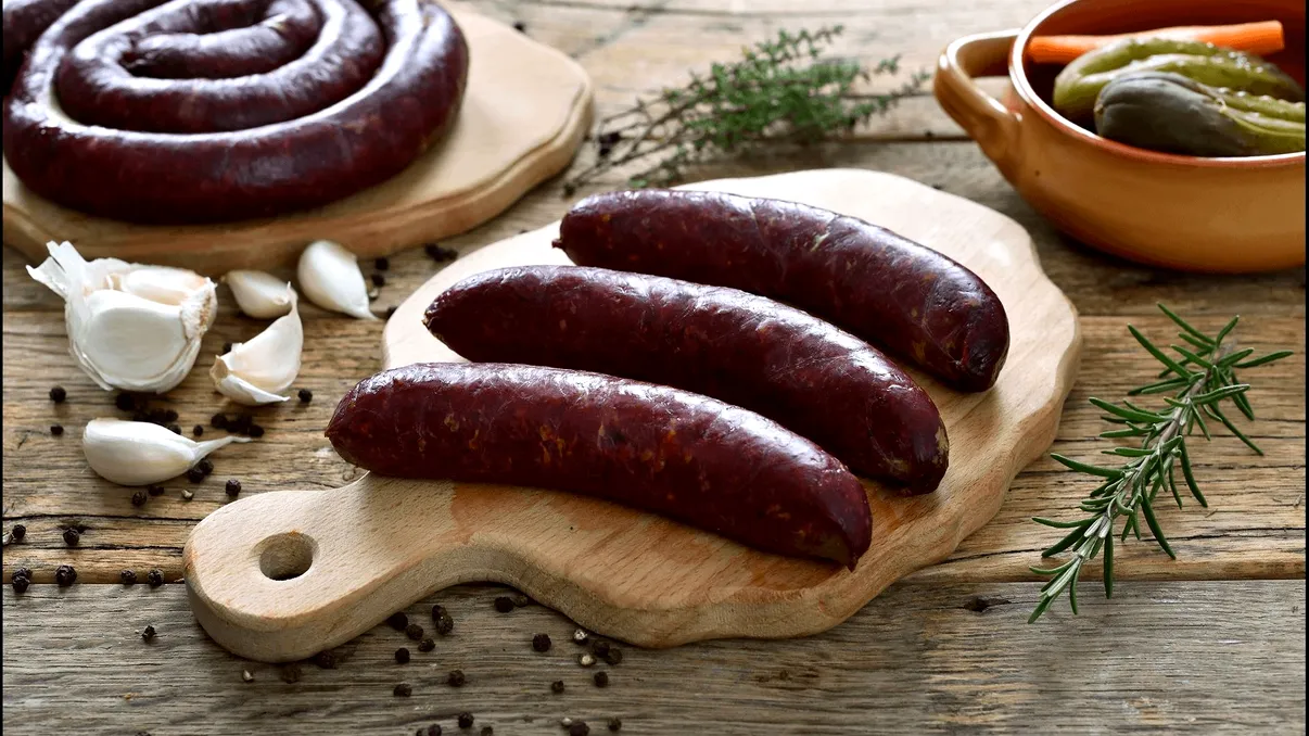 Câtă boia se adaugă la cârnați pentru un gust aromat și echilibrat, fără amăreală. Trucul gospodinelor din Moldova pentru cârnați cu adevărat savuroși