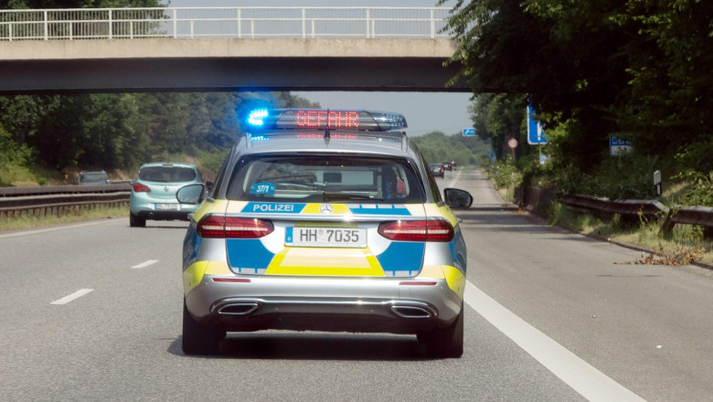 O femeie și-a lăsat copilul de un an la volan, pe o autostradă, în timp ce ea își butona telefonul și trimitea mesaje