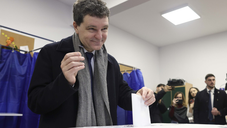 Nicușor Dan, o nouă gafă în ziua votului. Președintele s-a rătăcit și s-a chinuit cu perdeaua cabinei