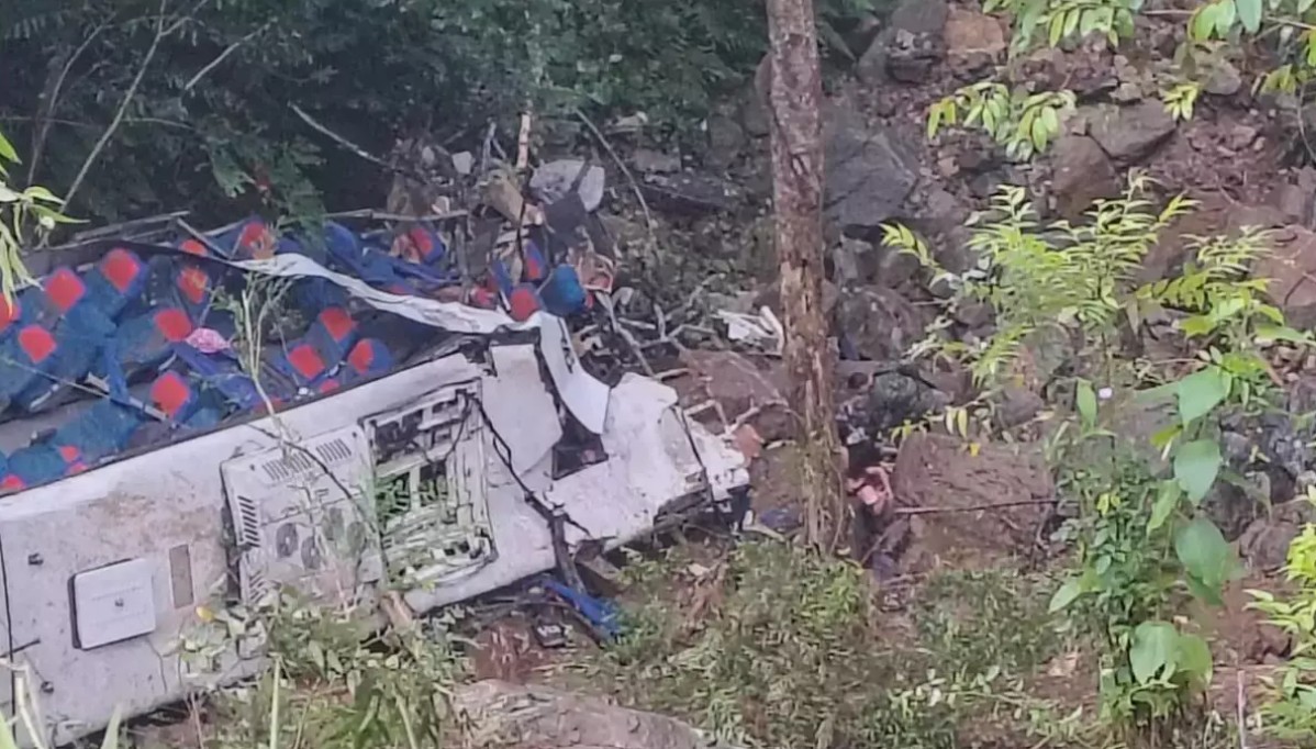 Sfârșit dramatic pentru o excursie școlară: un autocar plin cu elevi s-a răsturnat într-o prăpastie, soldându-se cu douăsprezece decese și douăzeci de răniți