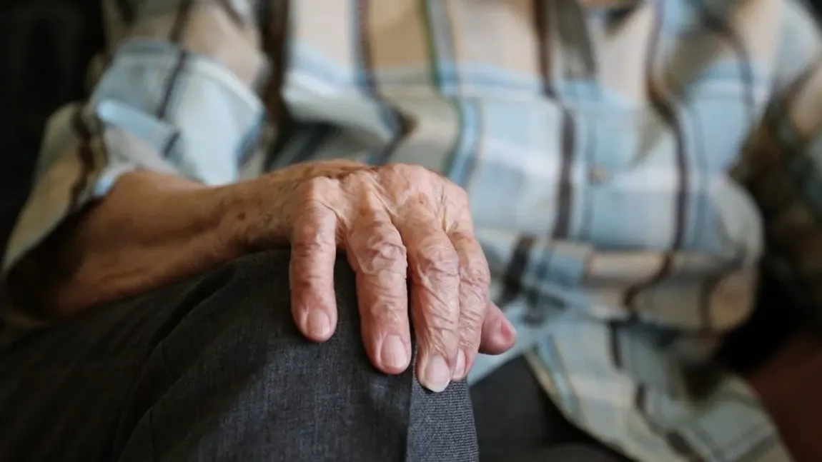 Guvernul extinde, până la finalul anului 2026, facilitățile de transport acordate pensionarilor și veteranilor
