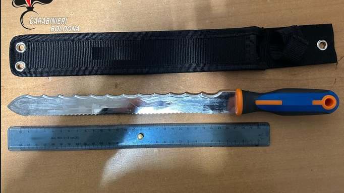 Panică într-un mall! Un român a semănat teroare, amenințând clienții și atacând polițiștii