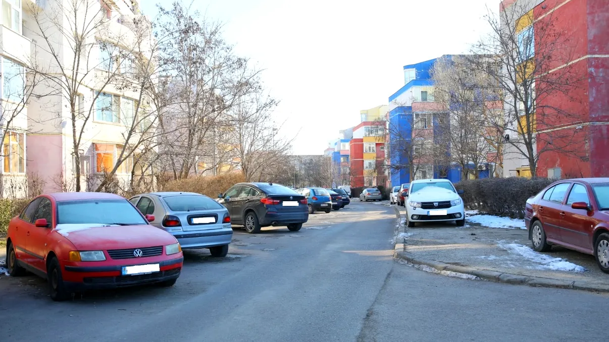 Colindători refuzați au reacționat violent! Au vandalizat ușile mai multor apartamente