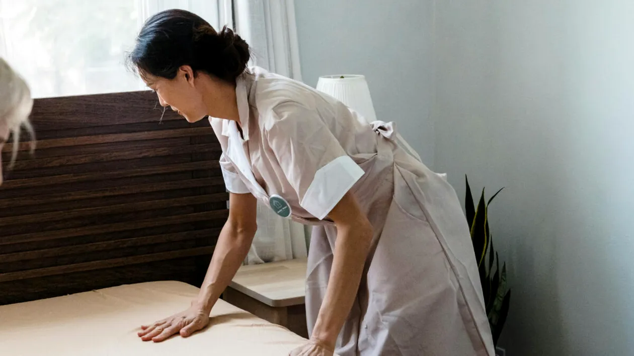 Angajată din Nepal, care lucra la un hotel din Maramureș, trimisă în judecată! A sustras sume foarte mari din seifurile clienților. Metoda prin care ar fi acționat