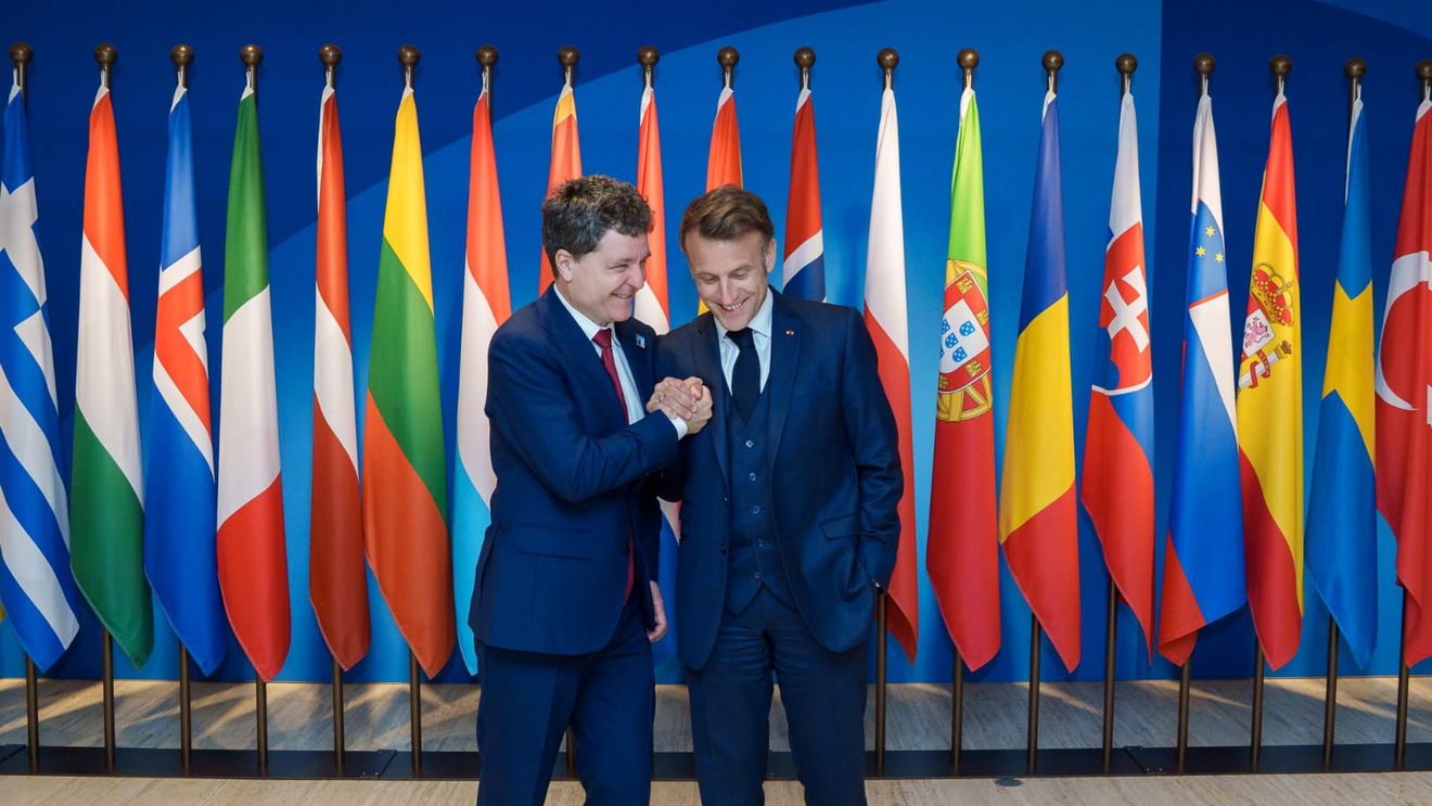 Nicio vizită fără un moment stânjenitor! Nicușor Dan s-a învârtit confuz în fața lui Emmanuel Macron, neștiind unde trebuie să se poziționeze pentru fotografia oficială