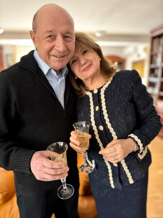 Traian și Maria Băsescu marchează aniversarea nunții de aur. Fostul președinte a transmis un mesaj emoționant
