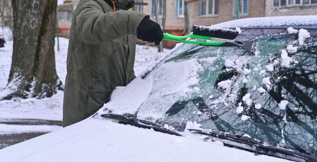 Trucul care îți dezaburește instant geamurile! Ce trebuie să pui sub scaunul mașinii în diminețile reci
