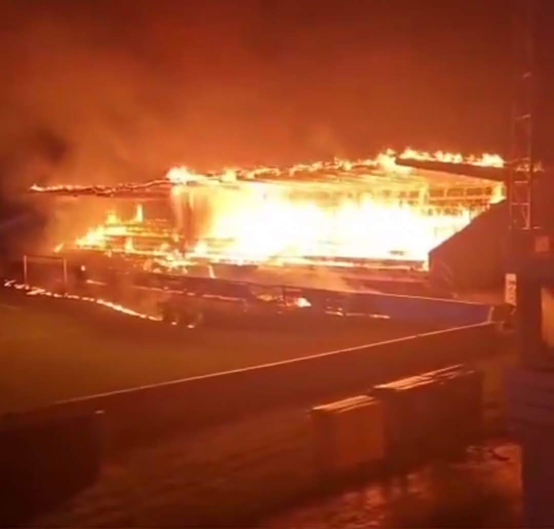 Incendiu de proporții la un stadion emblematic! O tribună a fost cuprinsă de flăcări și a ars violent