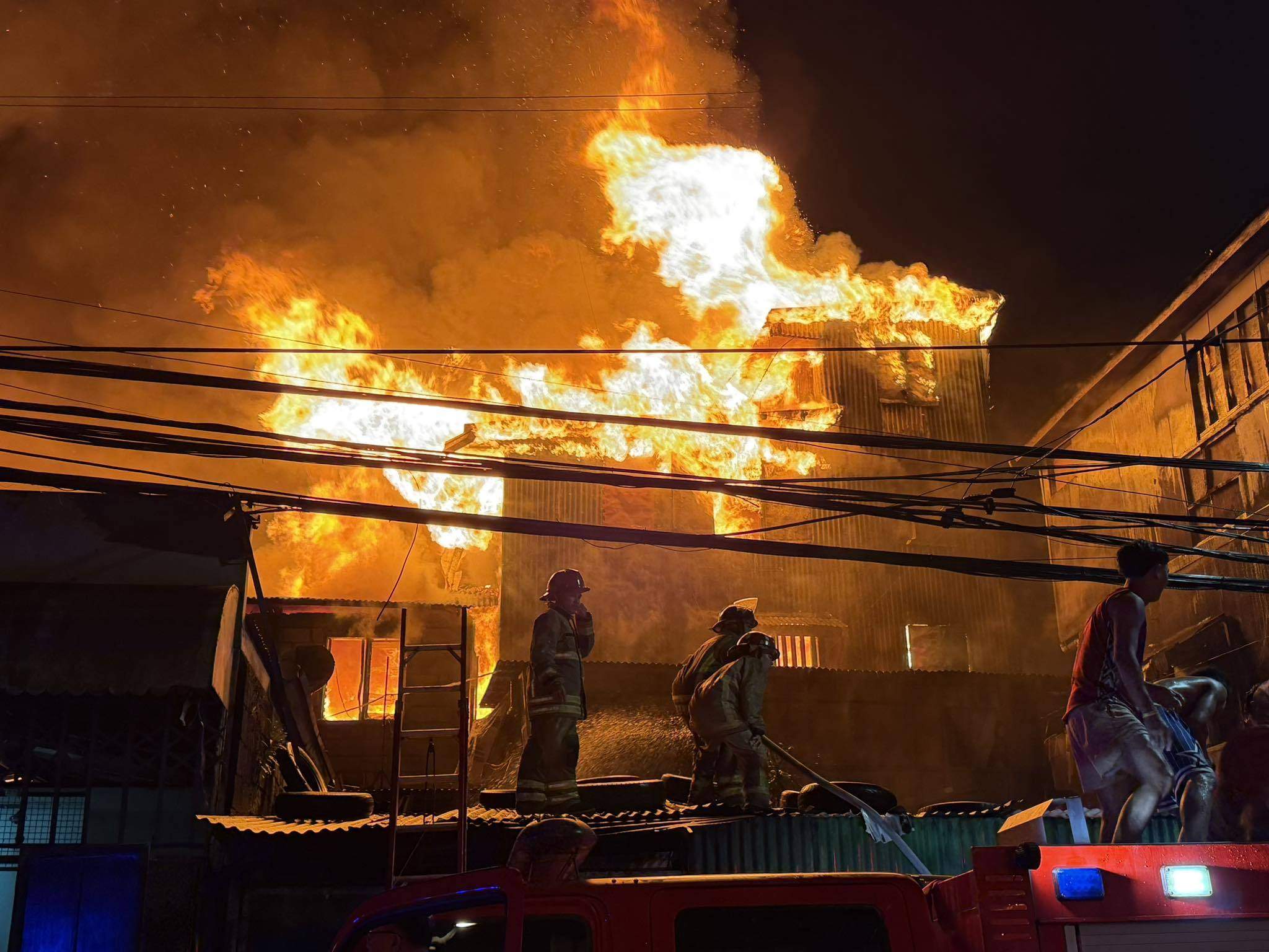Incendiu puternic într-o zonă rezidențială! Focul s-a extins rapid la mai multe locuințe