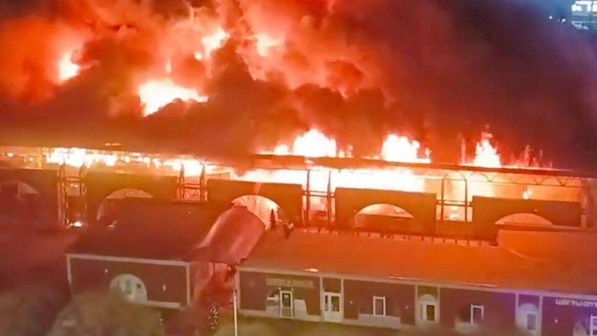 Incendiu de proporții și explozii succesive! O piață a fost mistuită în totalitate