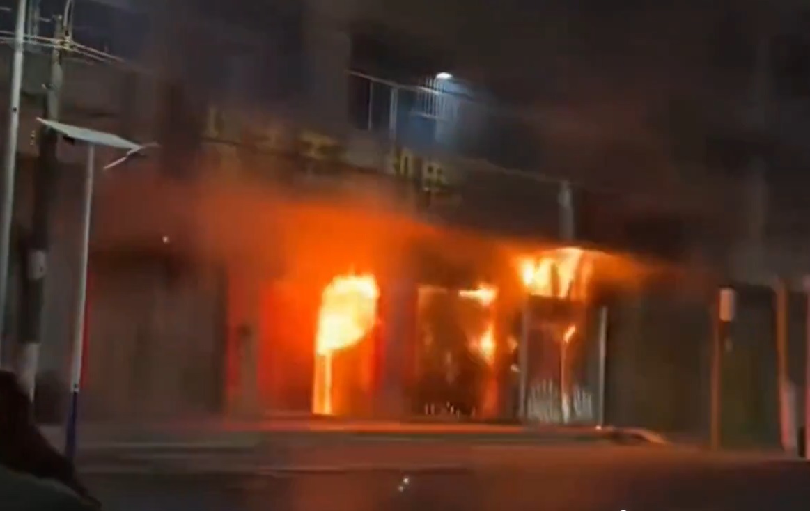 Incendiu violent! Doisprezece oameni și-au pierdut viața după ce un imobil a fost mistuit de flăcări