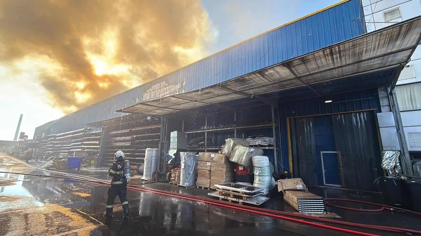 Incendiu de proporții în Capitală! Un depozit cu materiale sanitare din Sectorul 6 a fost cuprins de flăcări. Pompierii se confruntă cu o intervenție extrem de dificilă