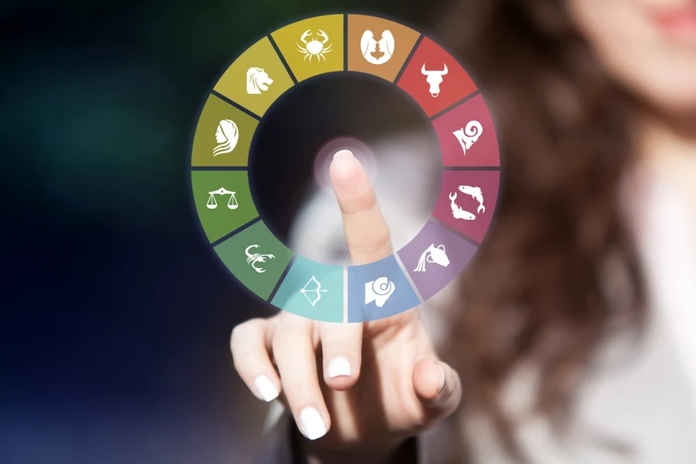 Horoscop sâmbătă, 13 decembrie. Unii nativi pășesc într-o nouă poveste de iubire, iar alții se confruntă cu dificultăți financiare