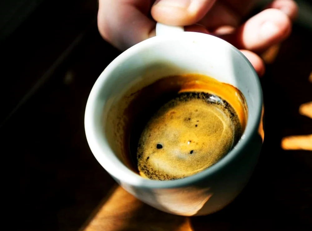 Un nutriționist explică de ce nu ar trebui să bem niciodată cafea pe stomacul gol: „Ceață pe creier”