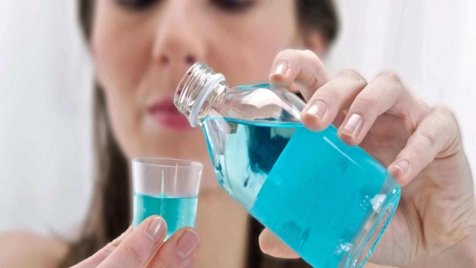 Apa de gură pe bază de usturoi, alternativă naturală la produsele comerciale. Ce beneficii surprinzătoare are această soluție