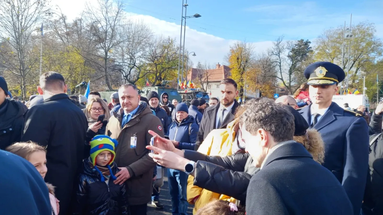 Nicușor Dan, gest surprinzător după parada de 1 Decembrie! Președintele a coborât în mijlocul oamenilor și a făcut baie de mulțime