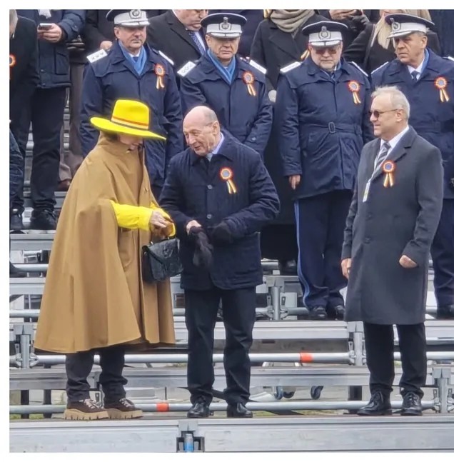 Misterul femeii cu ținută ieșită din comun, devenită virală după ce a fost văzută în tribuna oficială la parada de 1 Decembrie
